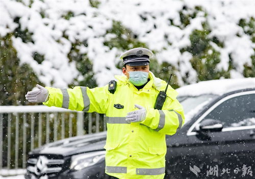 交警雪中执勤