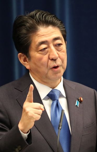 安倍国会上罕见傻笑 日媒 压力或逼近临界点 