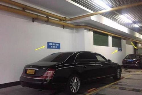 上海一辆迈巴赫横占两车位,业主们气愤不已,物业告知墙上有字