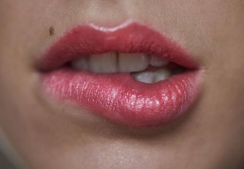 为什么有些人的嘴唇发紫 与皮肤有关吗 当心这5个因素