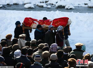 阿富汗民众为雪崩遇难者举行葬礼 灾难已致180人死亡 
