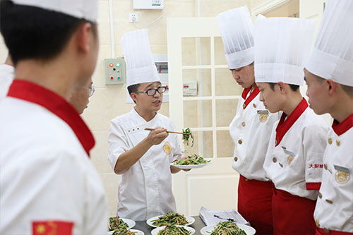 为什么都去福建新东方烹饪学校学厨师,比去餐馆当学徒好吗