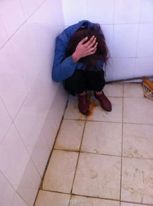 女孩因争男友在公厕遭多人围殴 