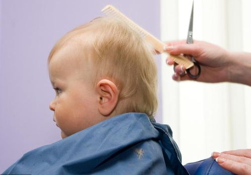 给小宝宝做头发怎么弄好看？如何安排婴儿第一次理发的时间如何在家给宝宝进行理发