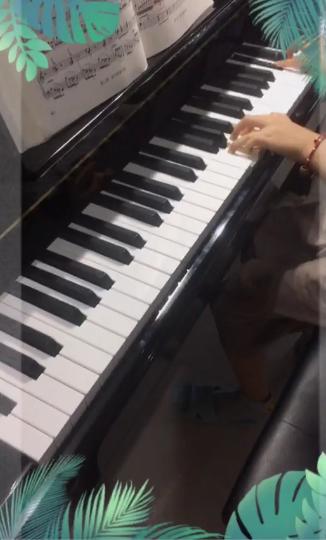 弹钢琴的女生都很优秀吗(会弹钢琴的女生都很优秀吗)