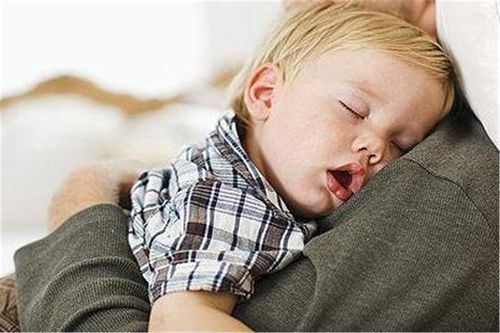 小孩子睡觉流口水是什么原因（小孩睡觉流口水是什么原因造成的）