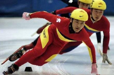 奥运选手因病退役后为运动员做冰鞋