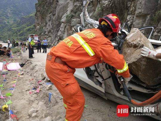 云南怒江发生山石滚落 致3人当场死亡7人受伤
