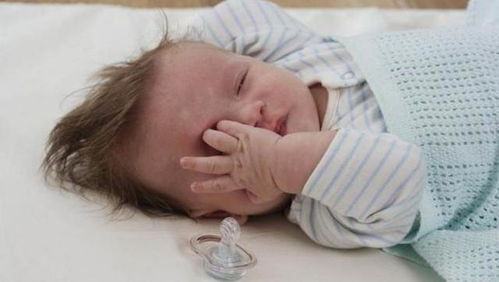 宝宝总是喜欢揉眼睛 可能是这几个原因造成的,父母别不当一回事