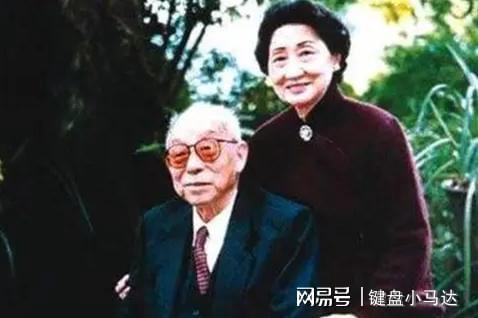 2001年张学良病逝,104岁的宋美龄送去8个字,暗含深意引人落泪