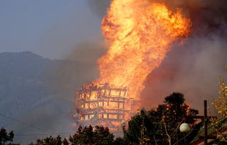 四川绵竹一寺庙突发火灾