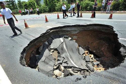 湛江一商场旁发生道路塌陷,轿车深陷其中,施工方称是自然坍塌