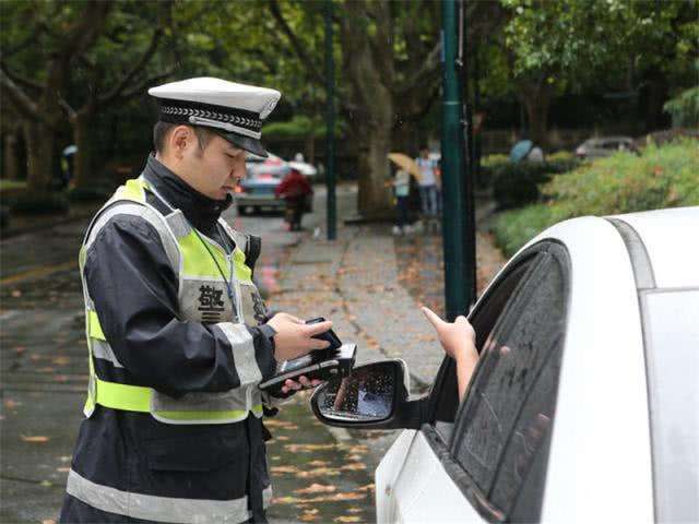 我在天津武清违章停车被贴了条，请问罚款多少钱，扣分吗?车牌是天津本地的户