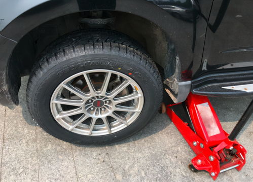 轮胎坏了一个却要换两个 维修工说出其中奥秘