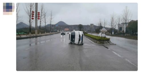 今早银桂大道交通局路段发生车祸,雨天路滑请驾驶人员小心驾驶