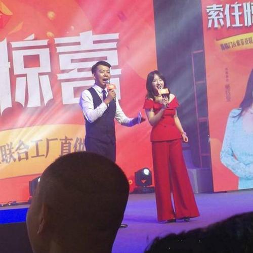 杨钰莹都是过时过气的老歌手了,在工地上露天商演,也不掉价