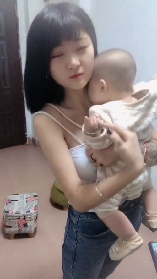 美女宝妈秀宝宝,网友称赞宝宝太可爱 