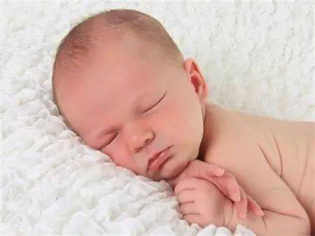 宝宝能趴着睡吗 宝宝趴睡的好处和坏处有哪些 一文看懂