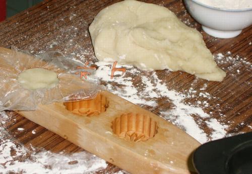 做冰皮月饼可以只用面粉和糯米粉吗 ,怎么做 