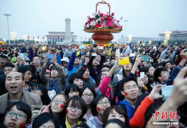 北京天安门广场12万人凌晨蹲守升旗仪式