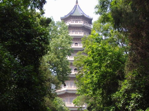 江苏一座八面九层宝塔,造型优美,典雅庄重,具有民族风格和特点