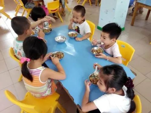 以为孩子没交餐费,幼儿园老师让他围观别人用餐,宝妈 人性呢