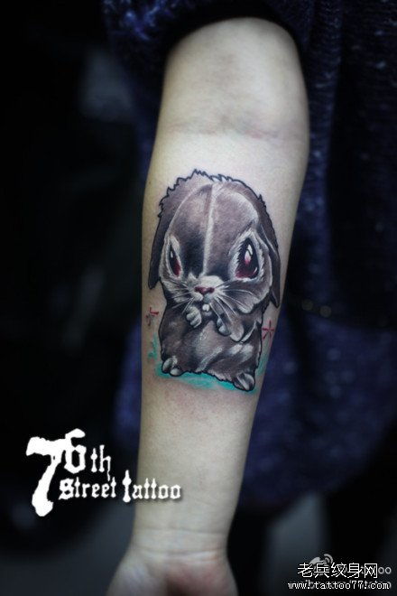 手臂兔子纹身图案 