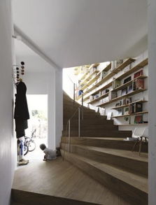 loft楼梯墙面新设计,打一排柜子,放几层书,像个小型家庭图书馆