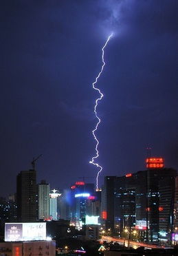 强降雨突袭长沙 闪电划破天际 