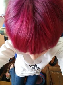 昨天头发打蜡紫红色,太亮了,怎么办啊 把头发染黑色,可以吗 