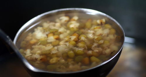 绿豆汤,别直接下锅煮,掌握一个技巧,绿豆10分钟快速软烂开花