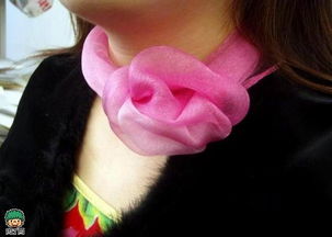 方丝巾的系法图解 教你用丝巾折出简单的花朵 
