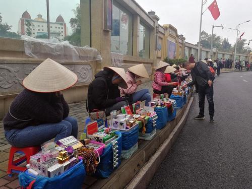越南美女在中越边境摆摊,但贩卖的商品,却让中国男性特别堂皇