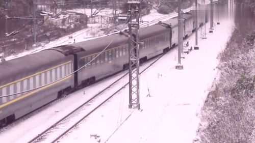 雪中的火车 牵引Z225次列车进合肥站,太唯美了吧 