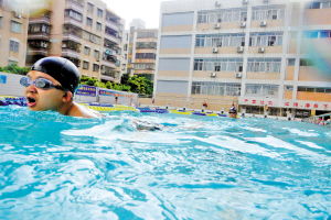 泳池问题不少 经营者 躲猫猫 