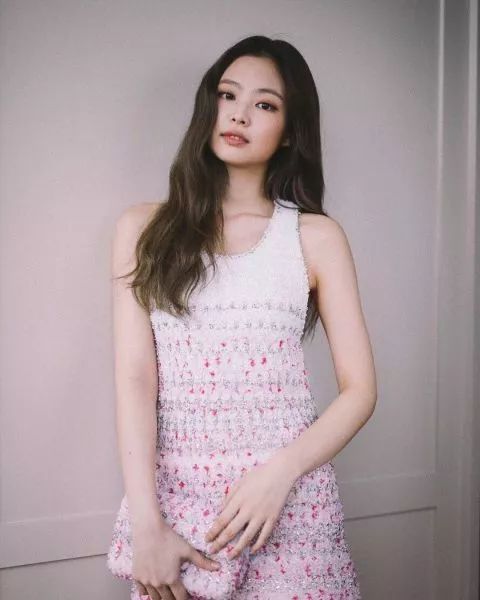 BLACKPINK Jennie出席香奈儿活动 美貌再次引发关注,网友表示 是仙女