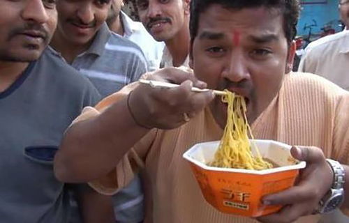 方便面在印度彻底火了,不少人为了吃方便面,他们学会了使用筷子