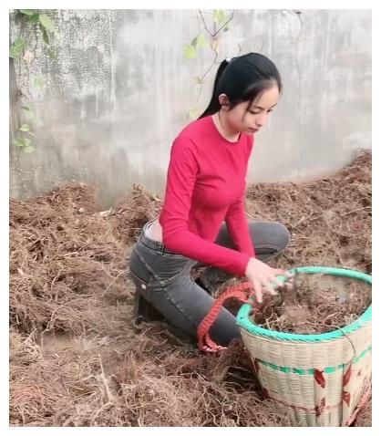 穿那么漂亮去干农活,村里是有你喜欢的人吗