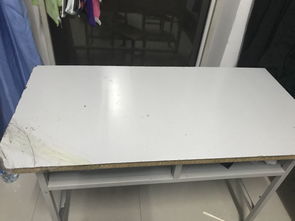 把大学寝室的桌角弄掉了,是那种特别简陋的桌子,桌面是带木渣的材料,学校要210维修费,是这价格吗 