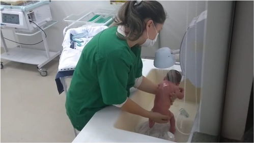 医院里真实的新生儿洗澡全过程,没有生过孩子的你可以看看 