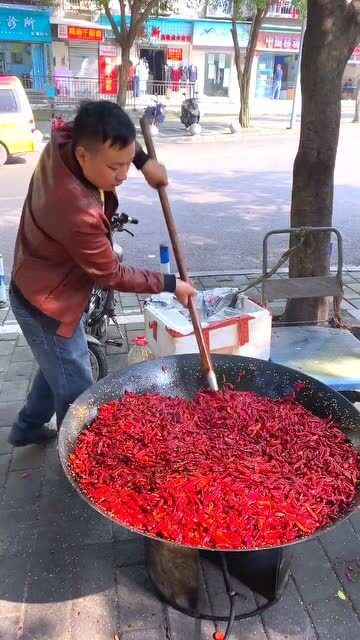 纯手工制作辣椒,这样制作的辣椒,香味浓郁,色泽红亮 