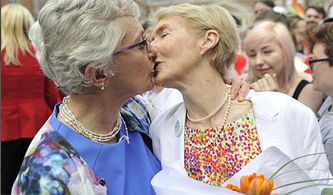爱尔兰成首个公投通过同性婚姻合法化国家,62 投赞成票