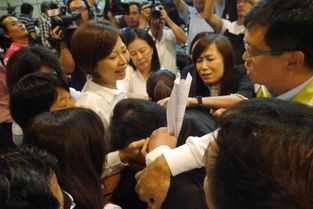 台湾补选议长起冲突 国民党团举牌抗议 多人受伤 