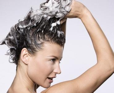 如果长期用清水洗头，头发会怎么样