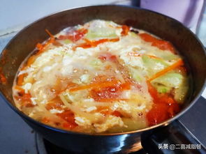 用丝瓜和鸡蛋做的意大利面条,是低热量的减脂餐,适合减肥期间吃