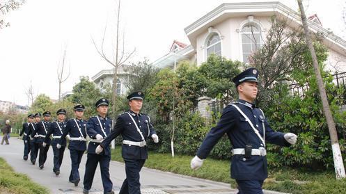 高档小区的保安都很年轻,长的还行,为啥干这行 原因你想不到