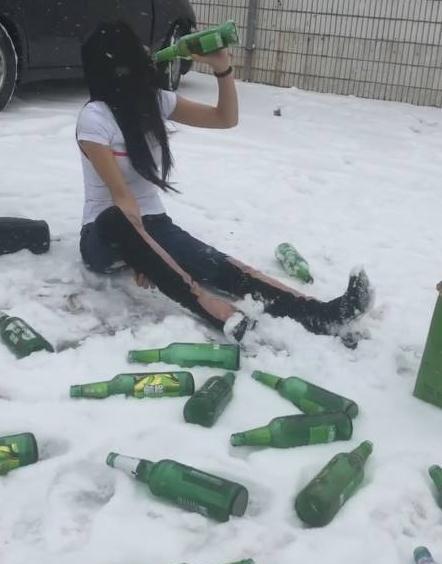 白衣美女坐在雪地里疯狂喝啤酒,知道实情后让人愤怒