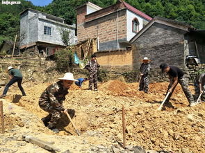 炎炎烈日下党员为贫困户挖地基建新房