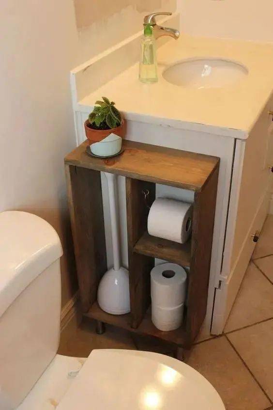 朋友太有远见,卫生间打连体柜放洗手盆马桶中间 能做隔断能储物