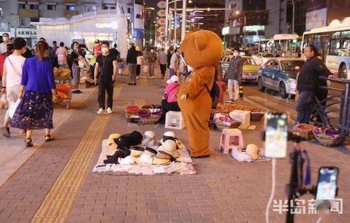 台东夜市,卖帽子的网红被围观 她摘下面具的样子告诉我们 钱,是用几斤汗换的